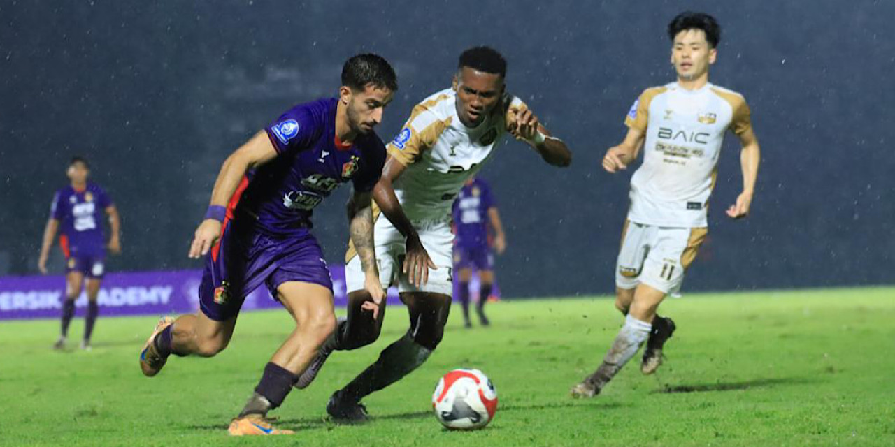 Perjuangan para pemain Persik Kediri melawan Dewa United. (Foto: Persik Kediri/jatimnow.com)