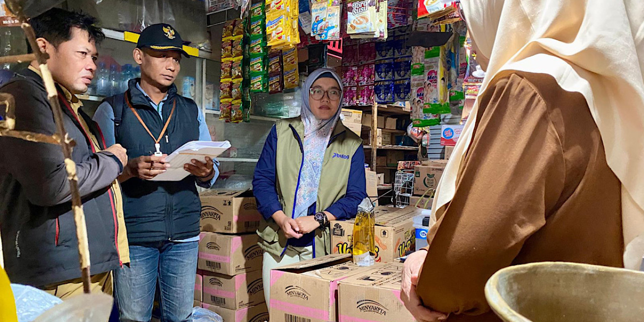 Wakil Pemimpin Perum Bulog Kantor Cabang Kediri, Hestiana Peni Utami, melakukan sidak di Pasar Pahing. (Foto: BULOG Kediri/jatimnow.com)