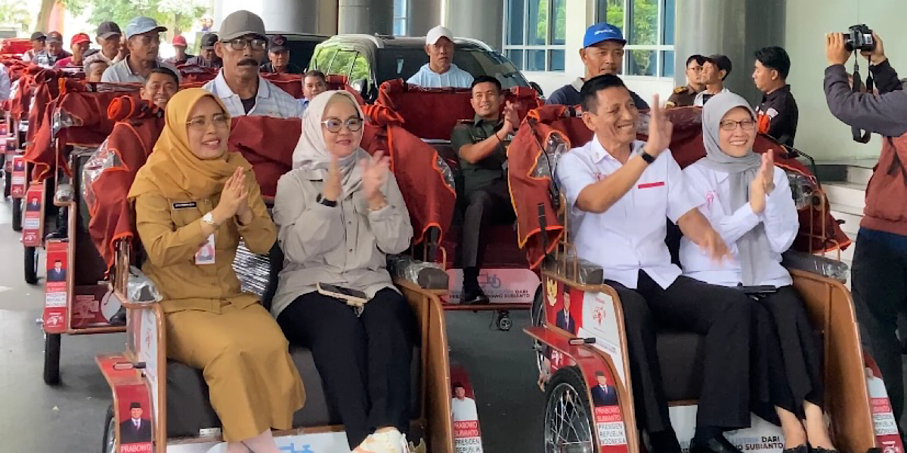 Penyerahan bantuan becak listrik di Kabupaten Kediri. (Foto: Yanuar Dedy/jatimnow.com)