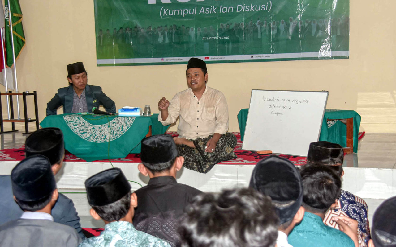 IPNU-IPPNU Jabon gelar diskusi santai untuk Gen-Z. Fokus pada penguatan karakter dan etika di tengah tantangan dunia digital dan ketergantungan gawai. (Foto: Ainul Yakin for JatimNow.com)