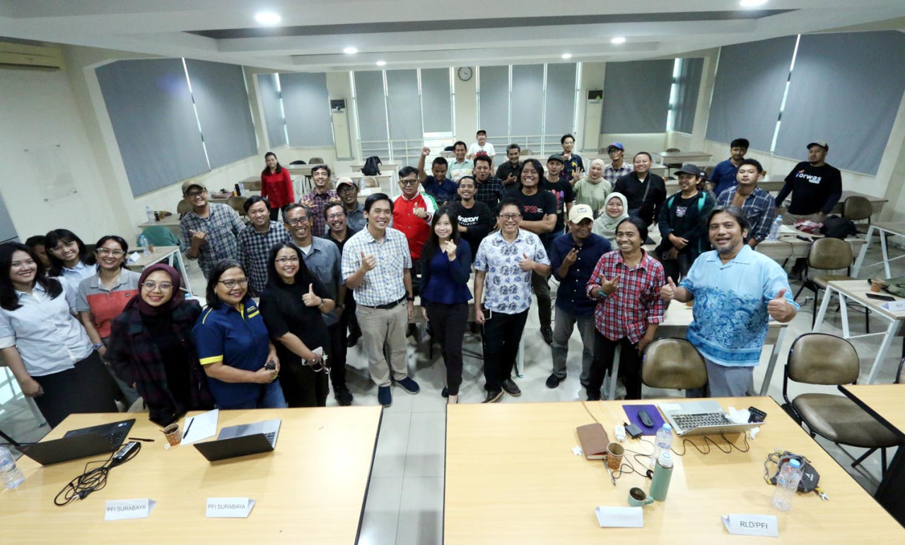 Jurnalis dari Surabaya dan Sidoarjo foto bersama usai Bootcamp Artificial Intelligence for Journalist, di Institut STTS, Selasa (3/2/2026). (Foto: Iffan for JatimNow.com)