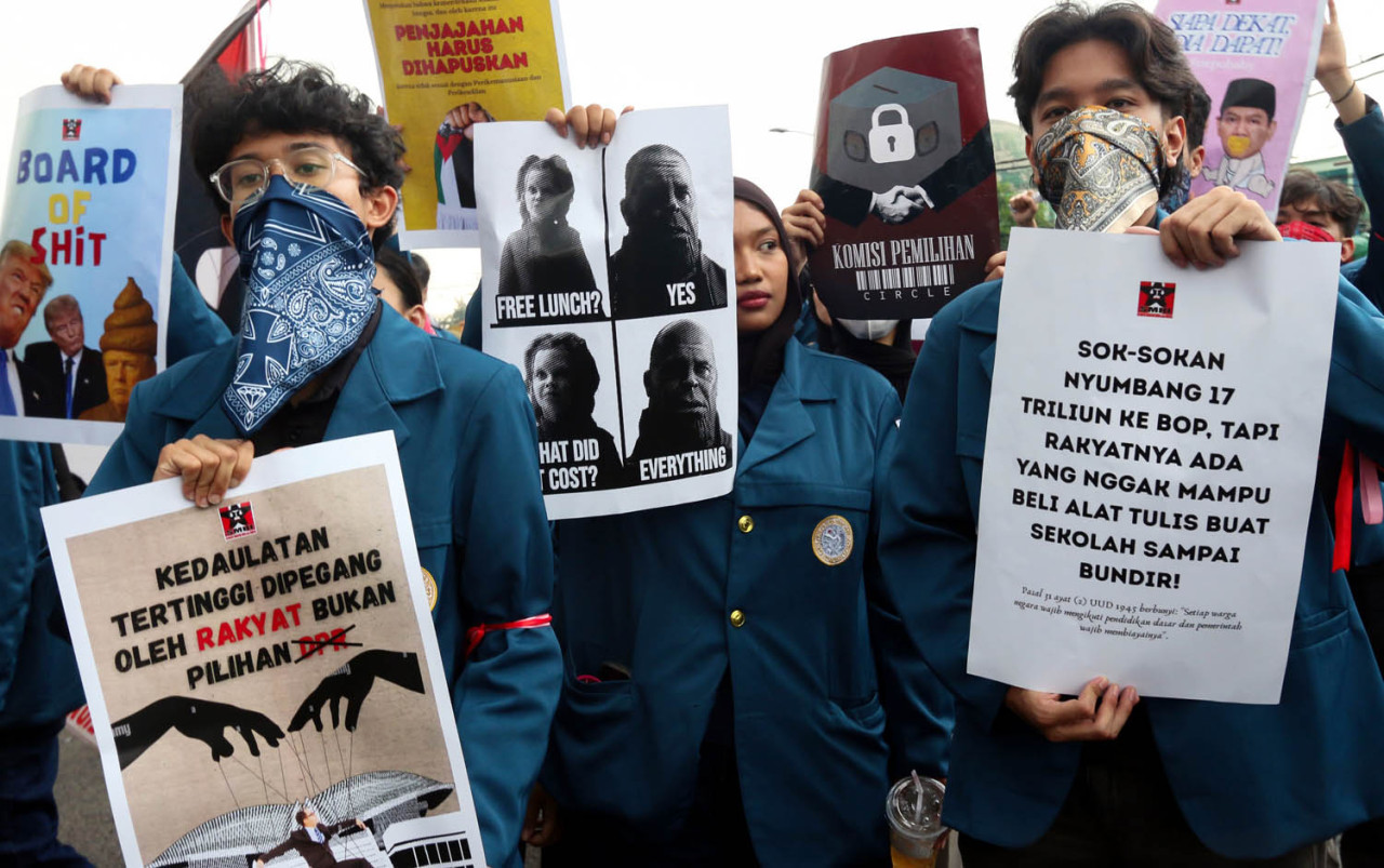 Aliansi BEM SI Jatim demo di DPRD Jatim, kritik keras iuran BoP Rp17 triliun saat warga bunuh diri karena kemiskinan dan tolak Pilkada lewat DPRD Jatim. (Foto: Muhammad Iffan Mulana/jatimnow.com)