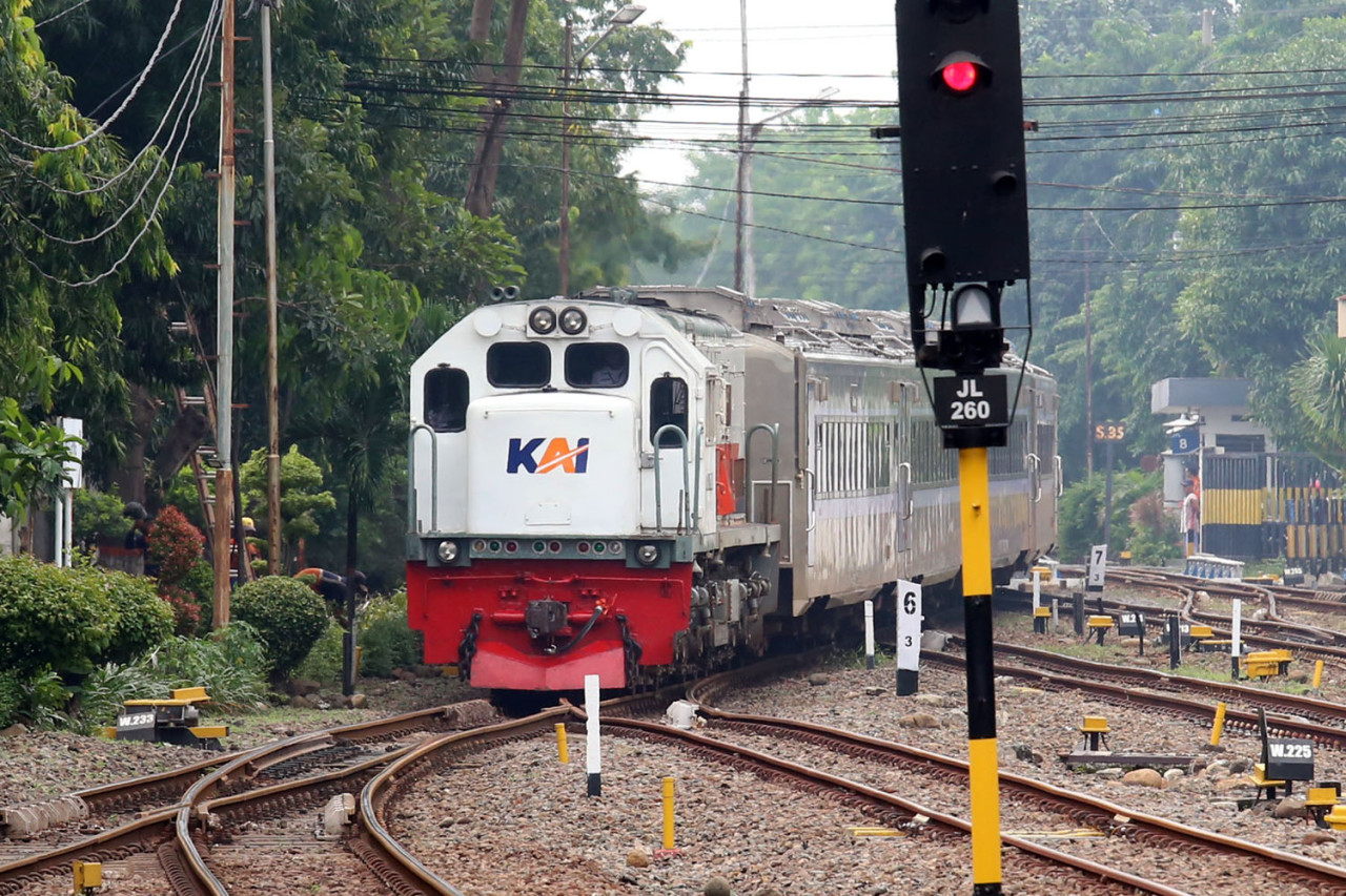 Rangkaian kereta api memasuki Stasiun Surabaya Gubeng. (Foto: Ali Masduki/jatimnow.com)
