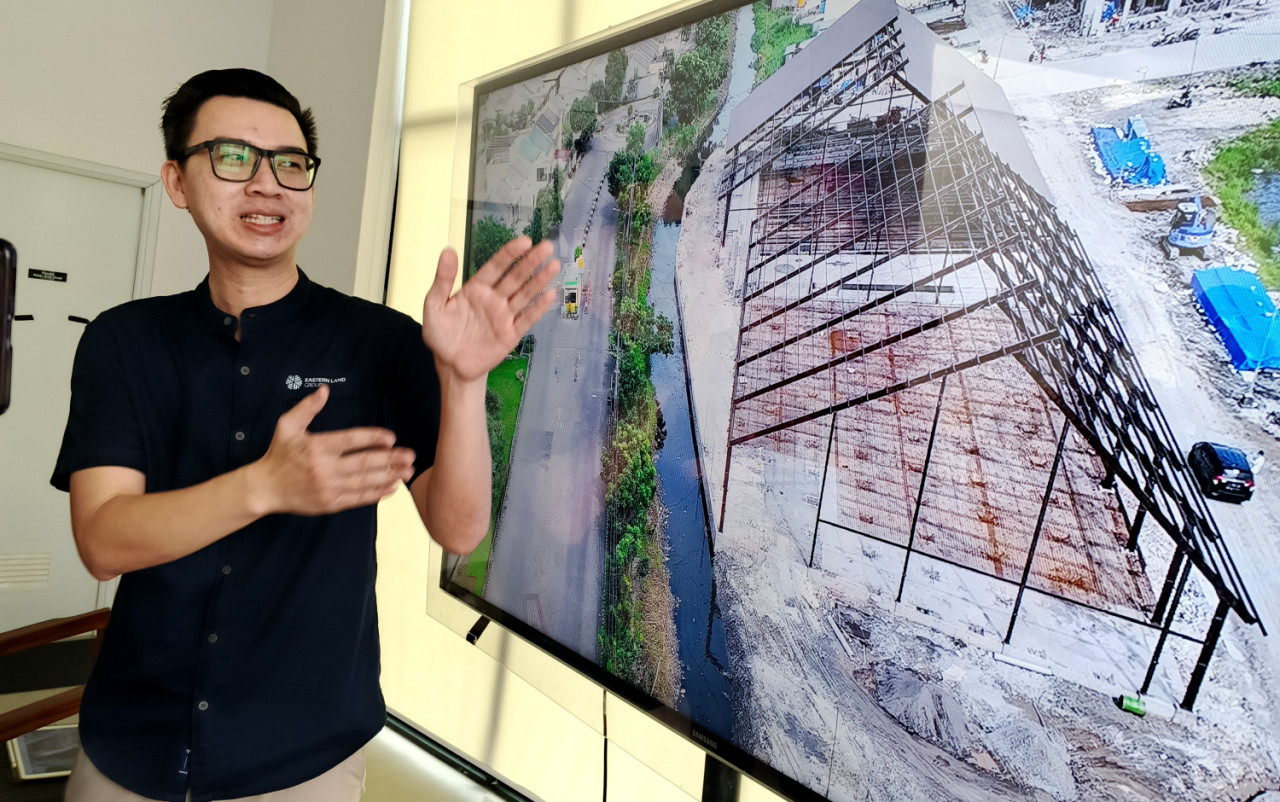 Project Director Grand Eastern, Johan Prajitno, memberikan klarifikasi terkait pembangunan lapangan padel dan legalitas sungai. (Foto: Ali Masduki/jatimnow.com)