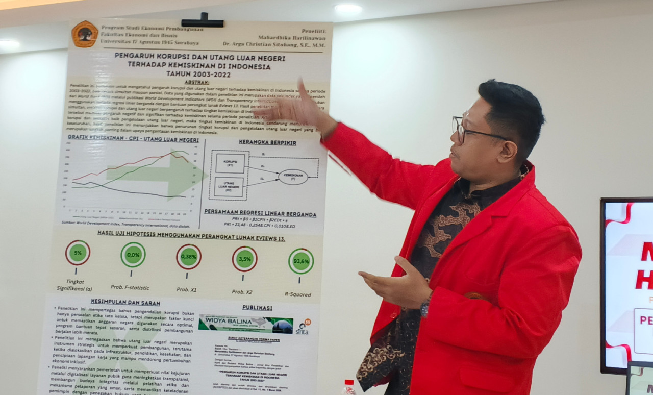 Mahardika Harilinawan memaparkan hasil penelitiannya di Untag Surabaya, Senin (09/2/2026). (Foto: Ali Masduki/jatimnow.com)