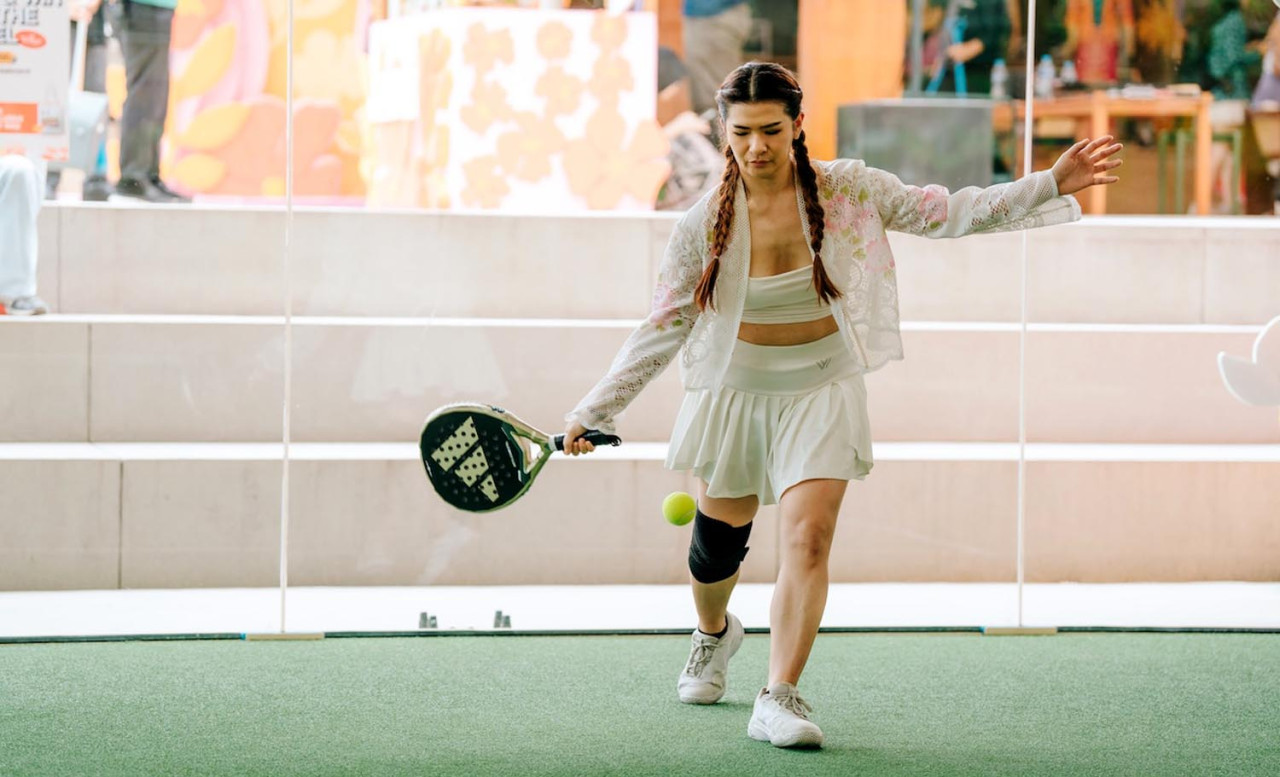 Anastasia Siantar mengenakan pakaian tradisional saat mengikuti Padel Berkebaya di Bounce, Jakarta. (Foto:Indonesia Kaya/jatimnow.com)
