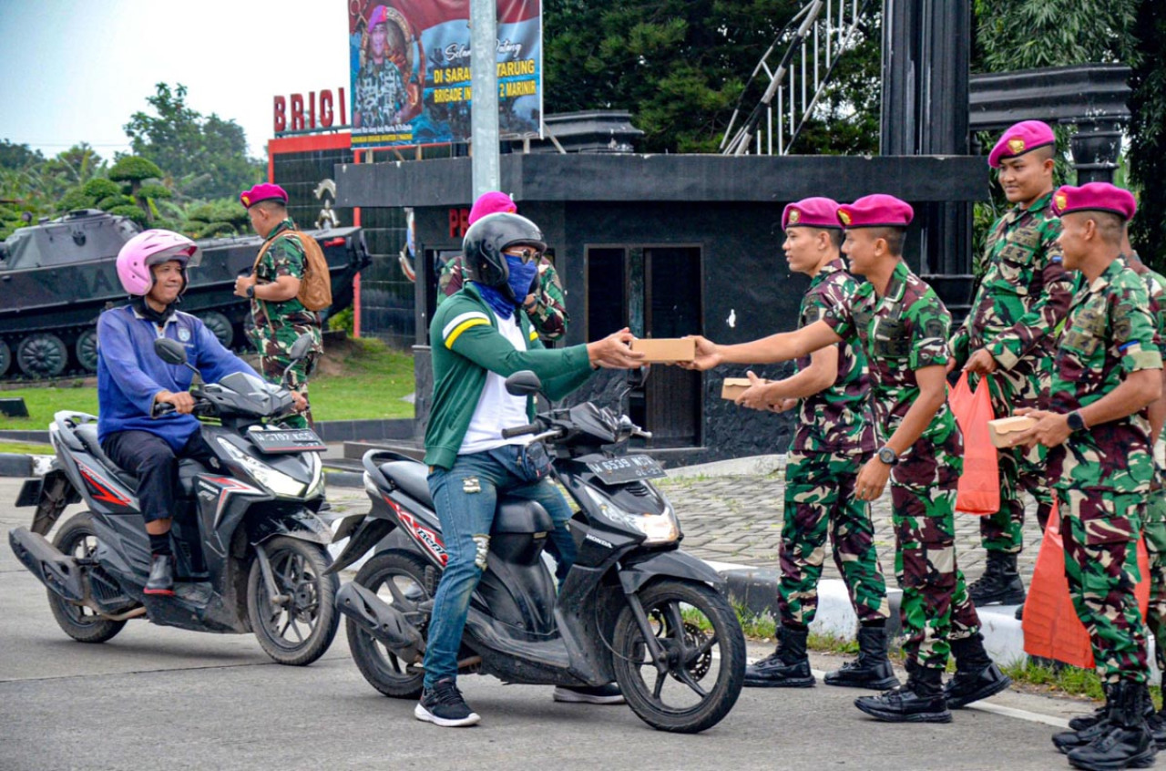Aksi simpati prajurit Yonif 1 Marinir Sidoarjo bagikan takjil gratis di Jalan Juanda. (Foto: Ainul Yakin for JatimNow.com)
