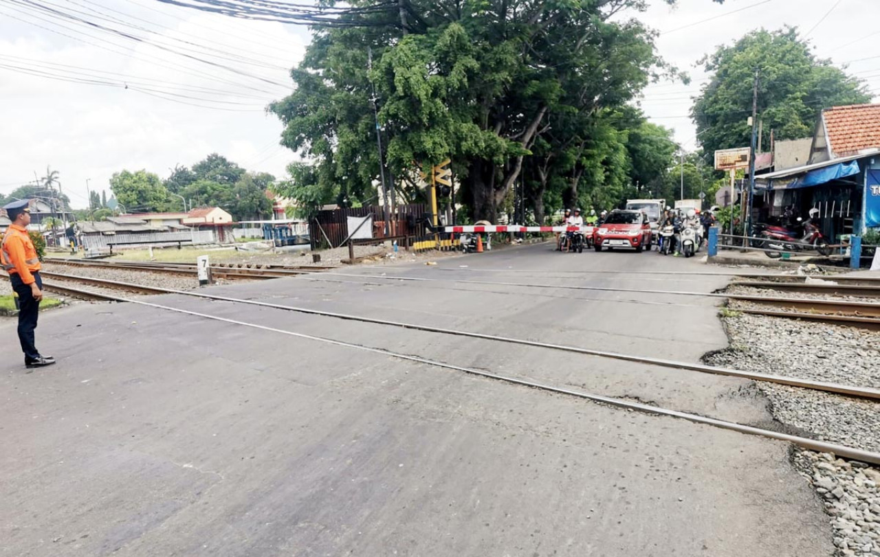 Awas Macet! KAI Daop 8 Perbaiki Tiga Perlintasan Utama di Surabaya