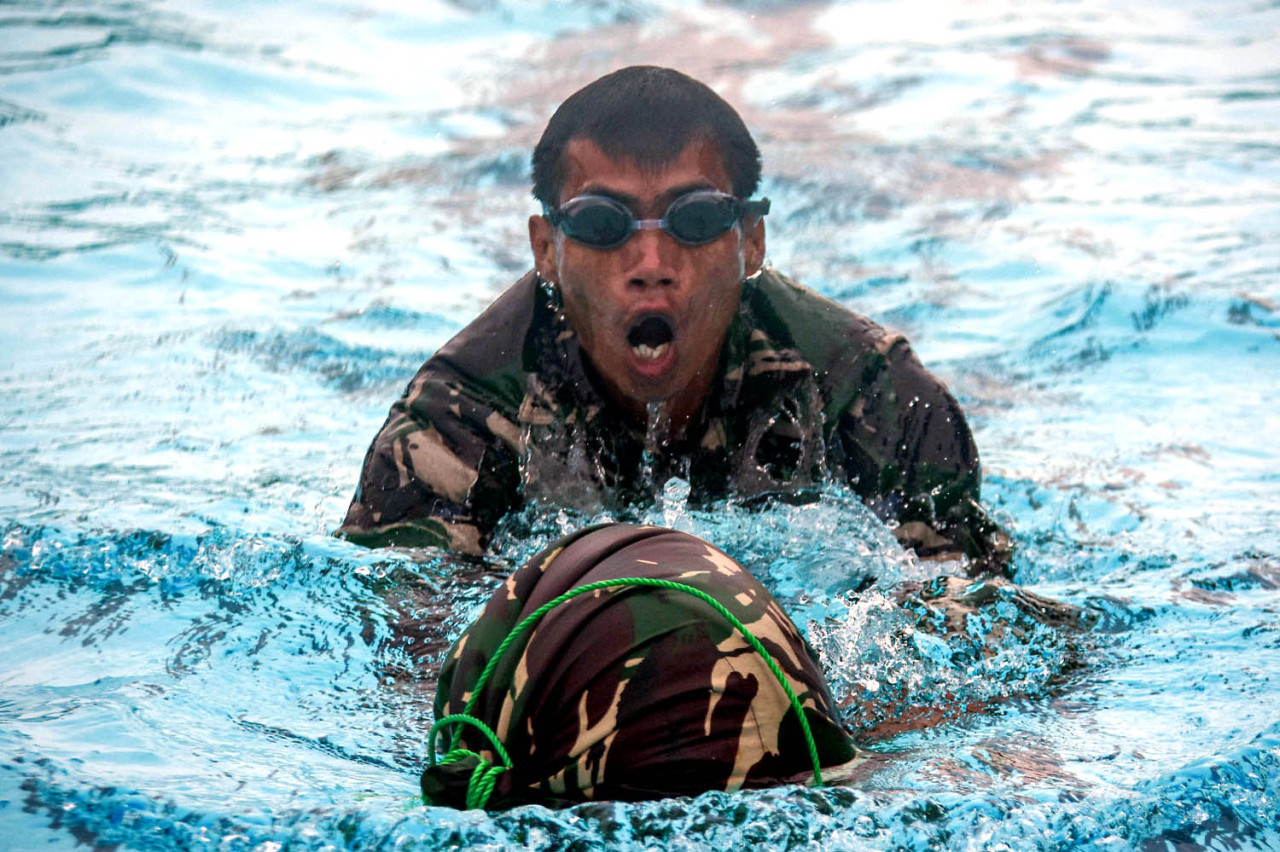 Prajurit Brigif 2 Marinir adu ketangkasan dalam lomba Renang Ponco 50 meter dengan perlengkapan tempur lengkap di Sidoarjo. (Foto: Ainul Yakin for JatimNow.com