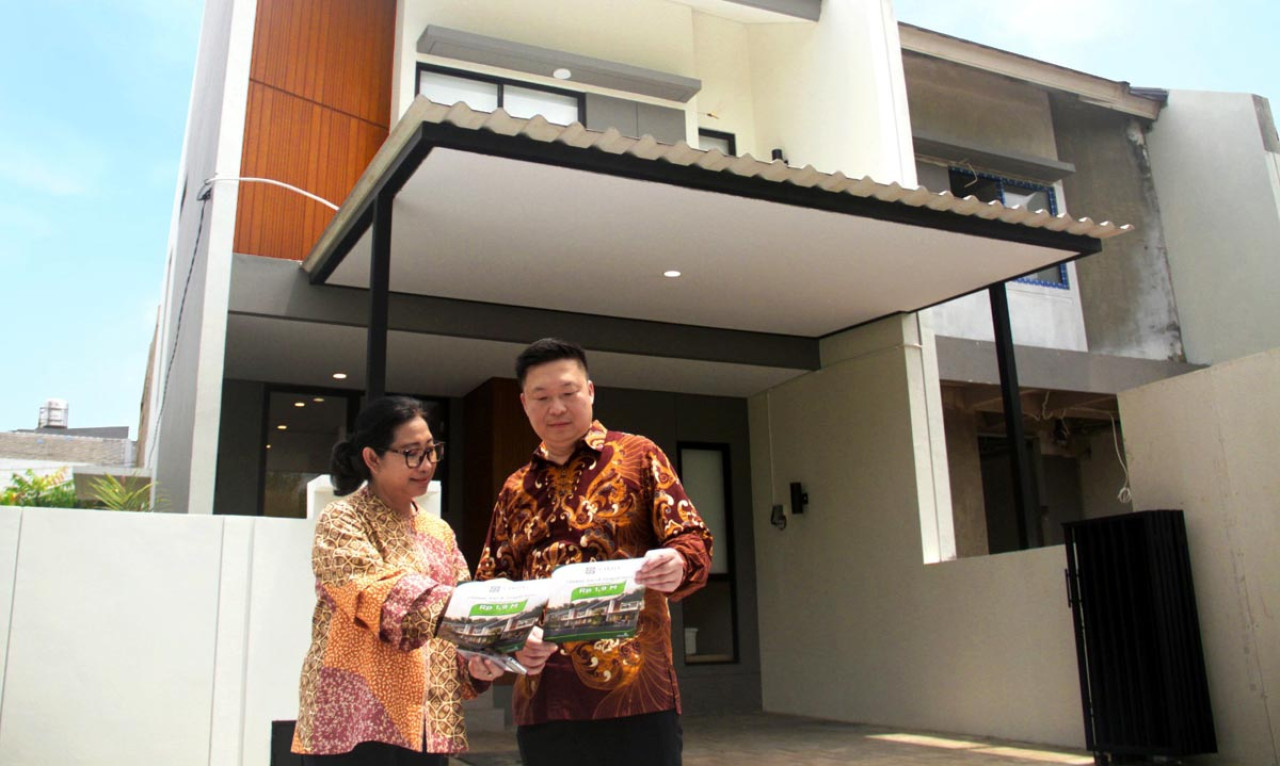 Pimpinan Proyek Sakha Semanan Fransisca Tatik Yudianti dan Corporate Marketing Manager Jap Sui Tjong memantau progress pembangunan pengembangan kluster perumahan terbaru Intiland, Sakha Semanan. (Foto: Intiland/jatimnow.com)