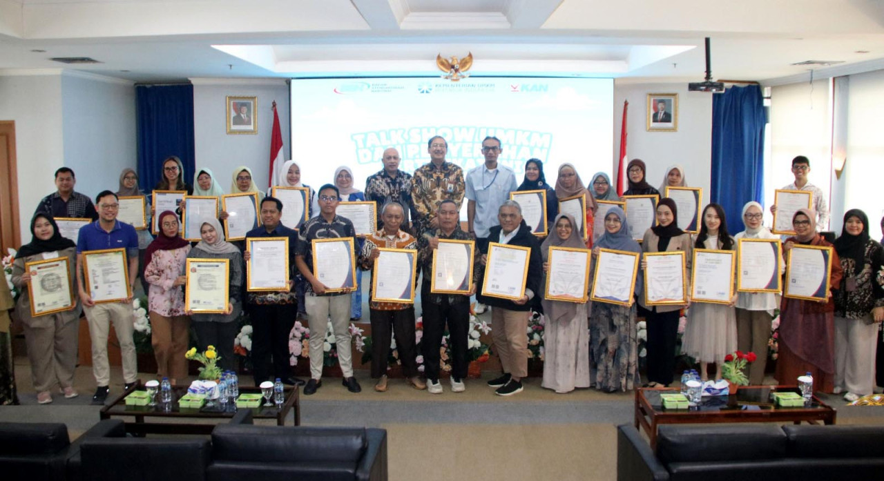 Badan Standardisasi Nasional (BSN) menyerahkan sertifikat SNI UMKM di Jakarta, Selasa (3/2/2026). (Foto: BSN/jatimnow.com)