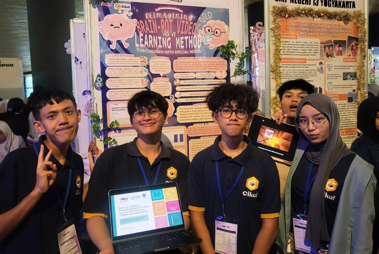 Siswa SMA Cikal Surabaya Ubah Tren Brain-Rot Jadi Alat Belajar Anak Inklusi
