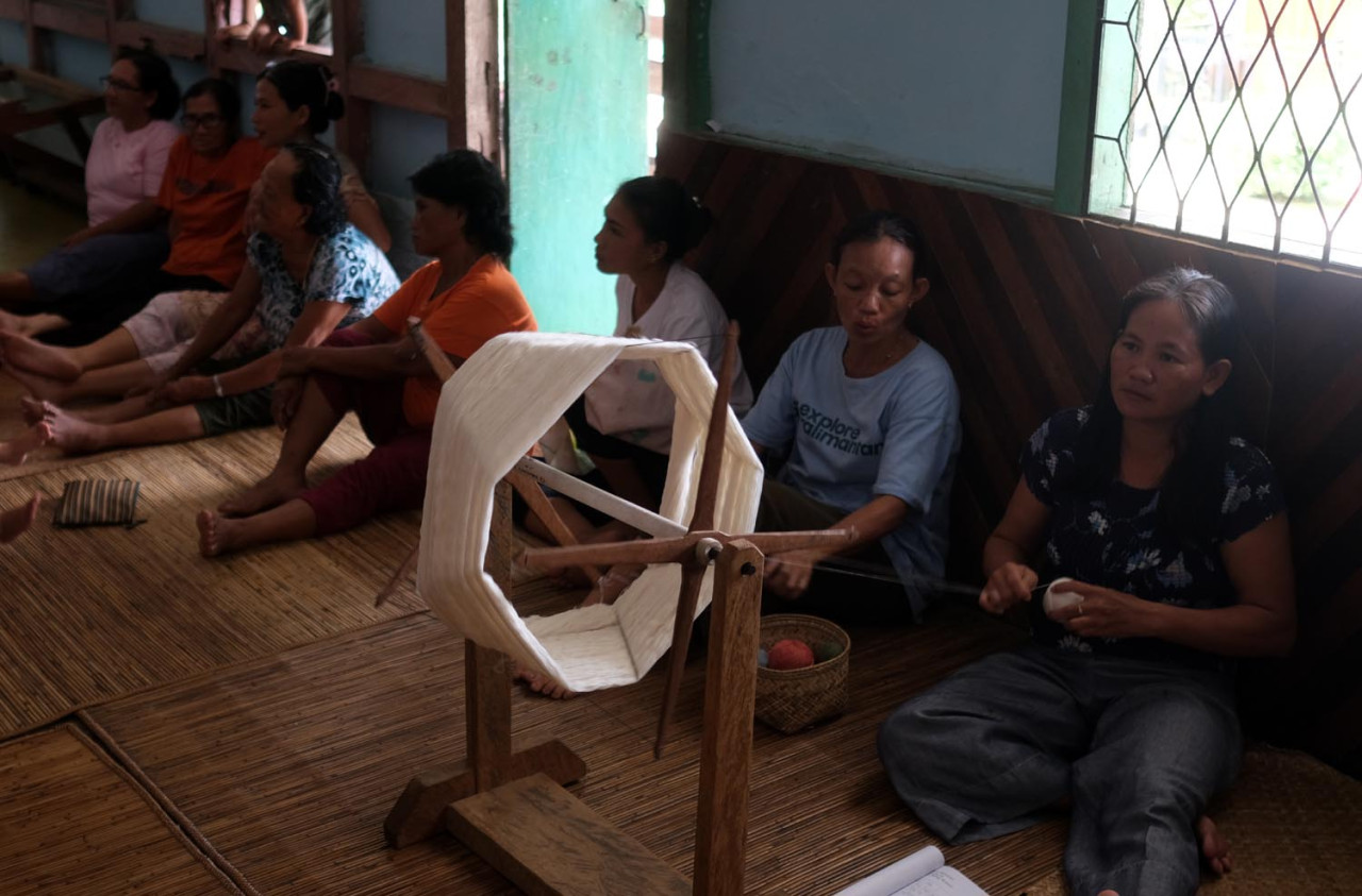 Masyarakat adat Dayak Iban di Kapuas Hulu menjadikan tenun alat perjuangan menjaga hutan. (Foto: Syifa Fauzia/jatimnow.com)