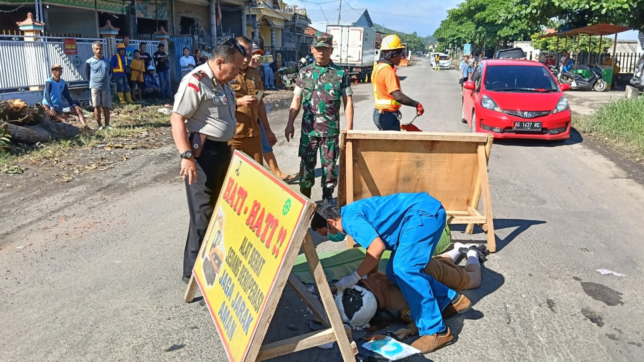 Foto: Polisi saat mengevakuasi korban kecelakaan. (Polres Tulungagung/jatimnow.com)