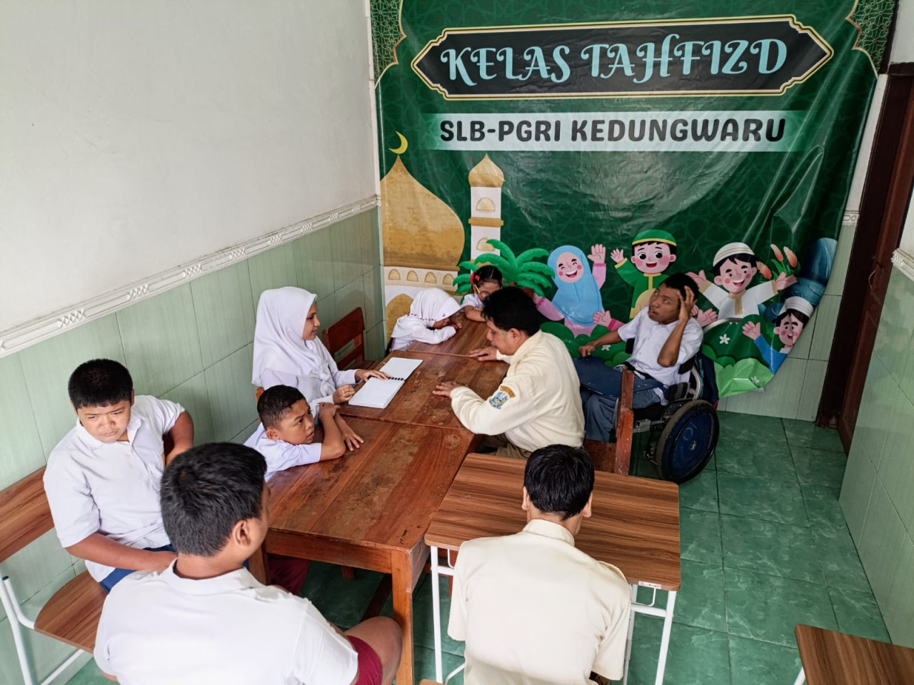 Aktivitas Pondok Ramadan Siswa SLB B di Tulungagung, Mengaji Al-Quran Braille