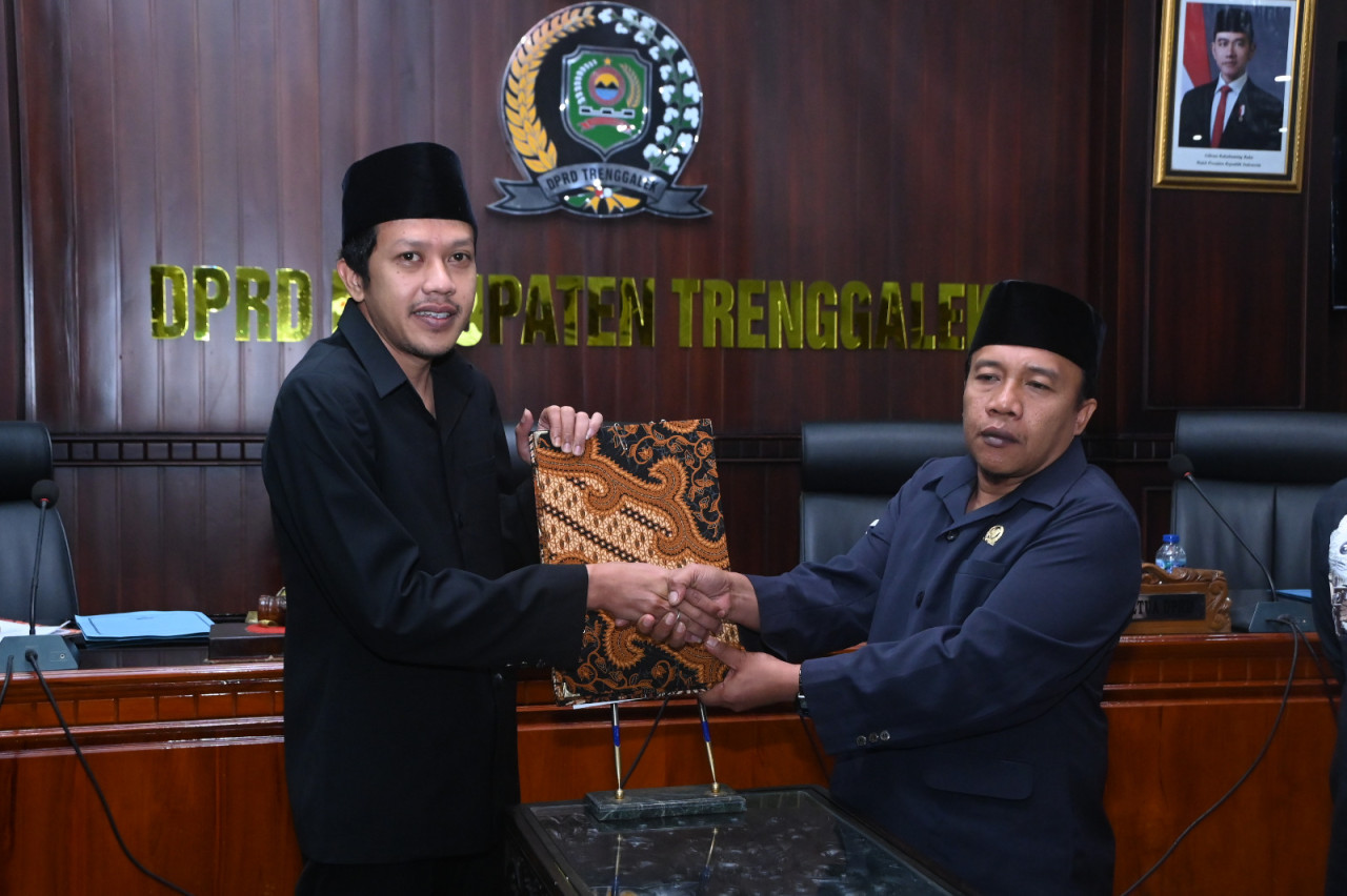 Foto: Penyerahan Ranperda inisiasi Pemkab Trenggalek ke DPRD. (Prokopim/jatimnow.com)