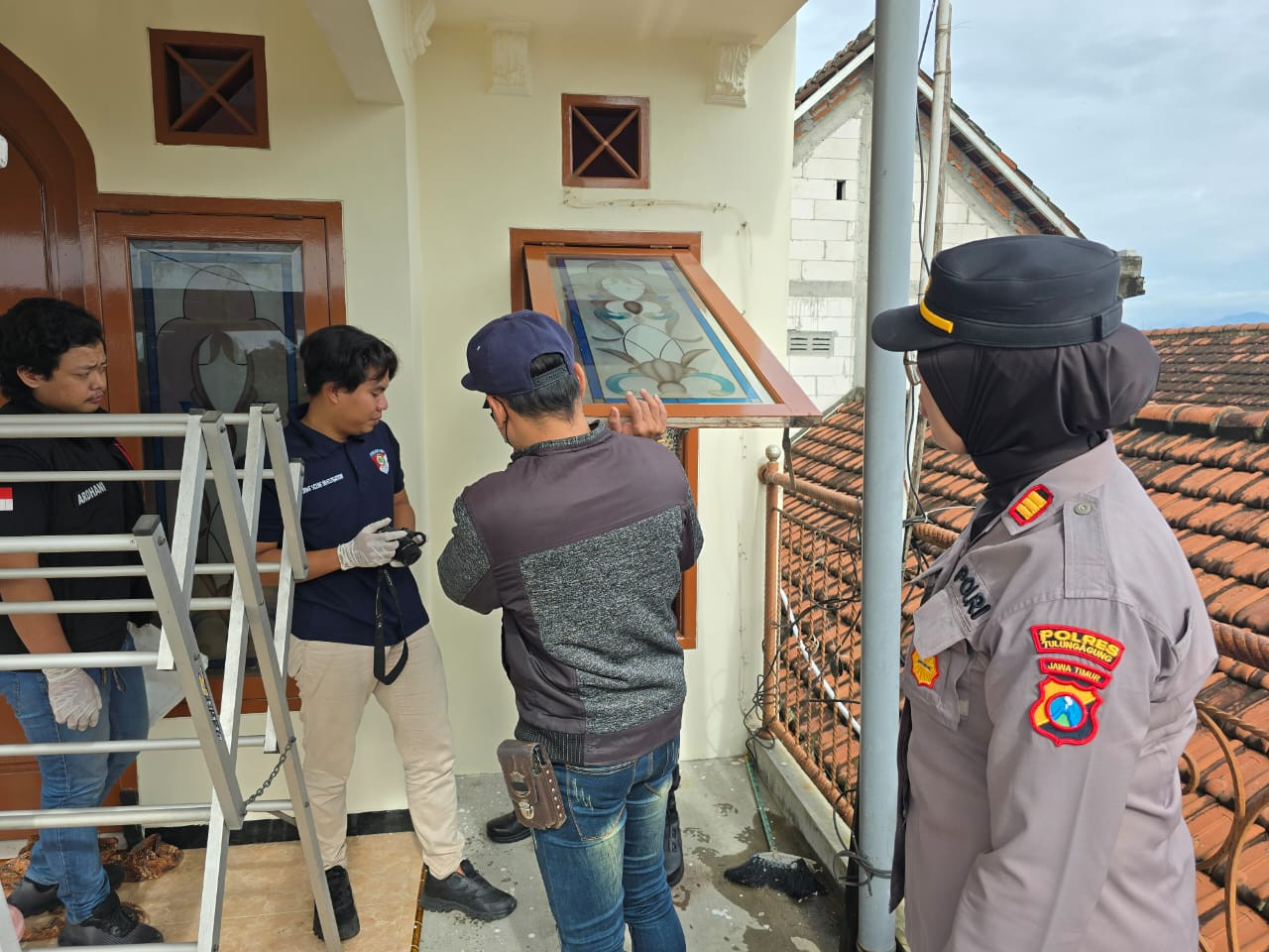 Foto: Polisi lakukan olah TKP di lokasi kejadian. (Polsek Boyolangu/jatimnow.com)