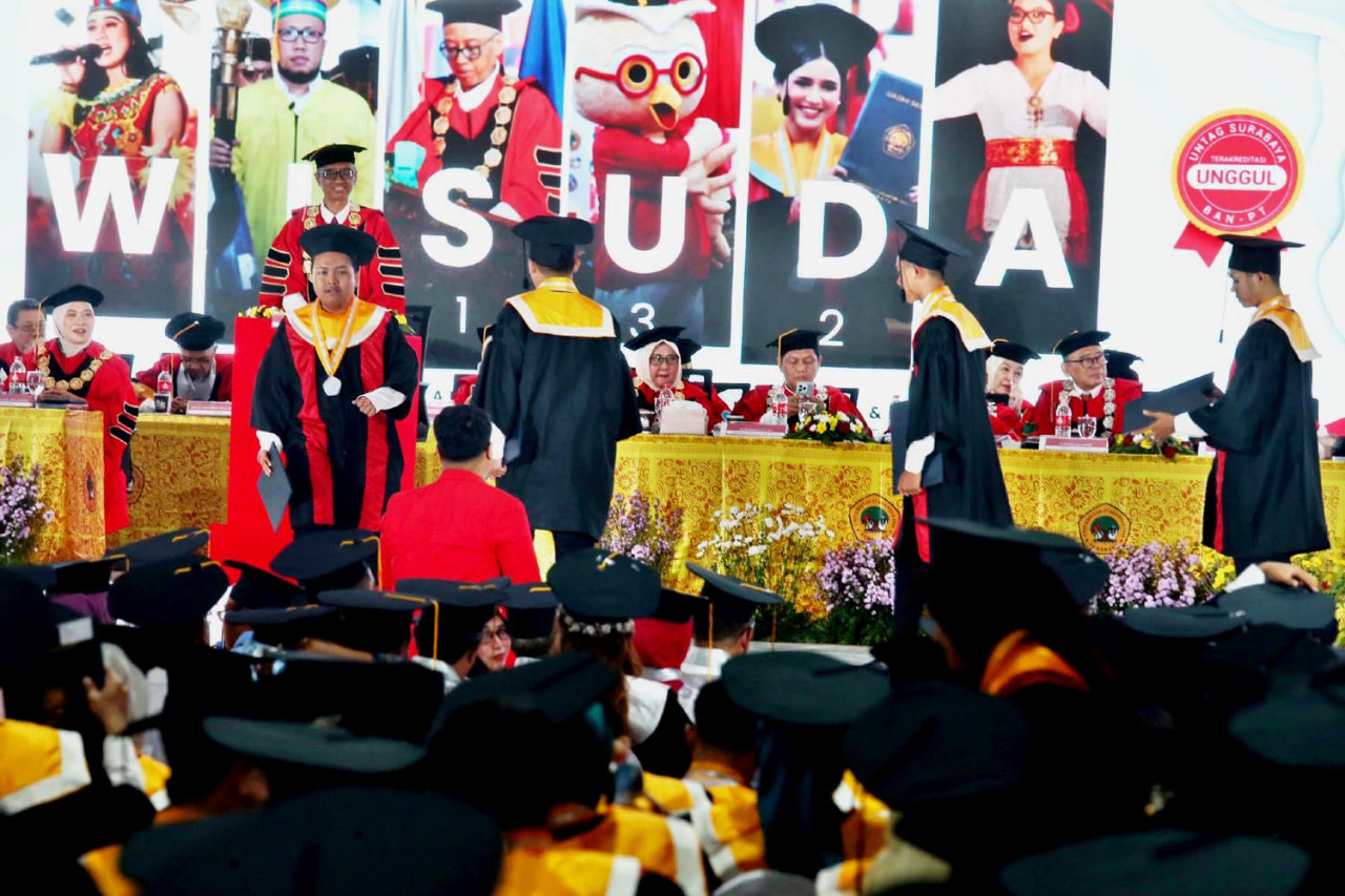 Rektor Untag Surabaya, Dr. Harjo Seputro, memimpin prosesi wisuda ke-132 bertajuk 'Akar Lokal, Kontribusi Global', Minggu (15/2/2026). (Foto: Ali Masduki/jatimnow.com)