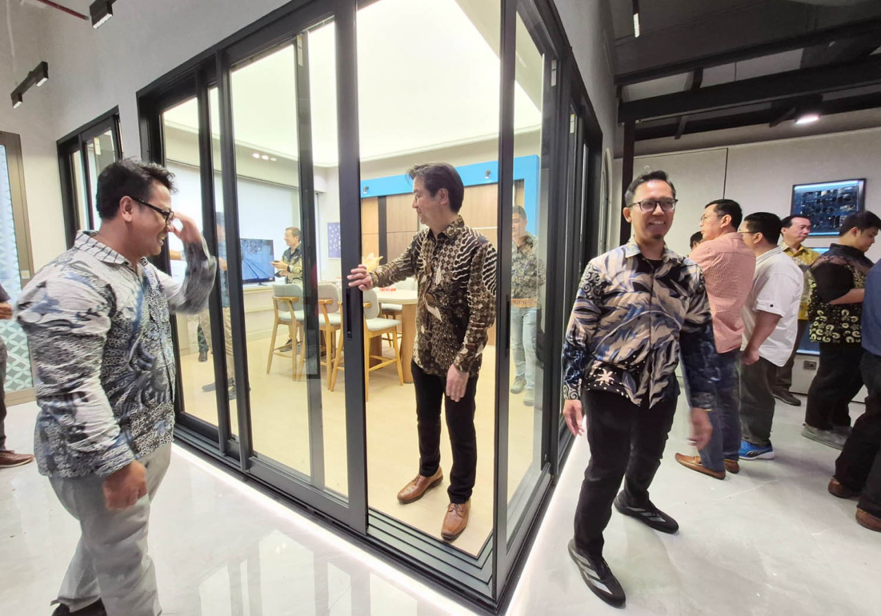 YKK AP Indonesia upgrade showroom Surabaya guna penuhi lonjakan kebutuhan bahan bangunan berkualitas. (Foto: Ali Masduki/jatimnow.com)