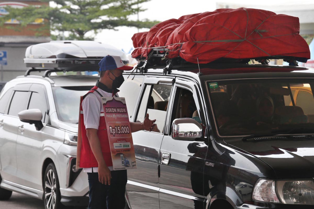 Petugas Pertamina Patra Niaga mensosialisasikan program diskon BBM melalui aplikasi MyPertamina kepada pemudik di SPBU Rest Area 725 A Mojokerto, Kamis (19/3/2026). (Foto: Ali Masduki/JatimNow.com)