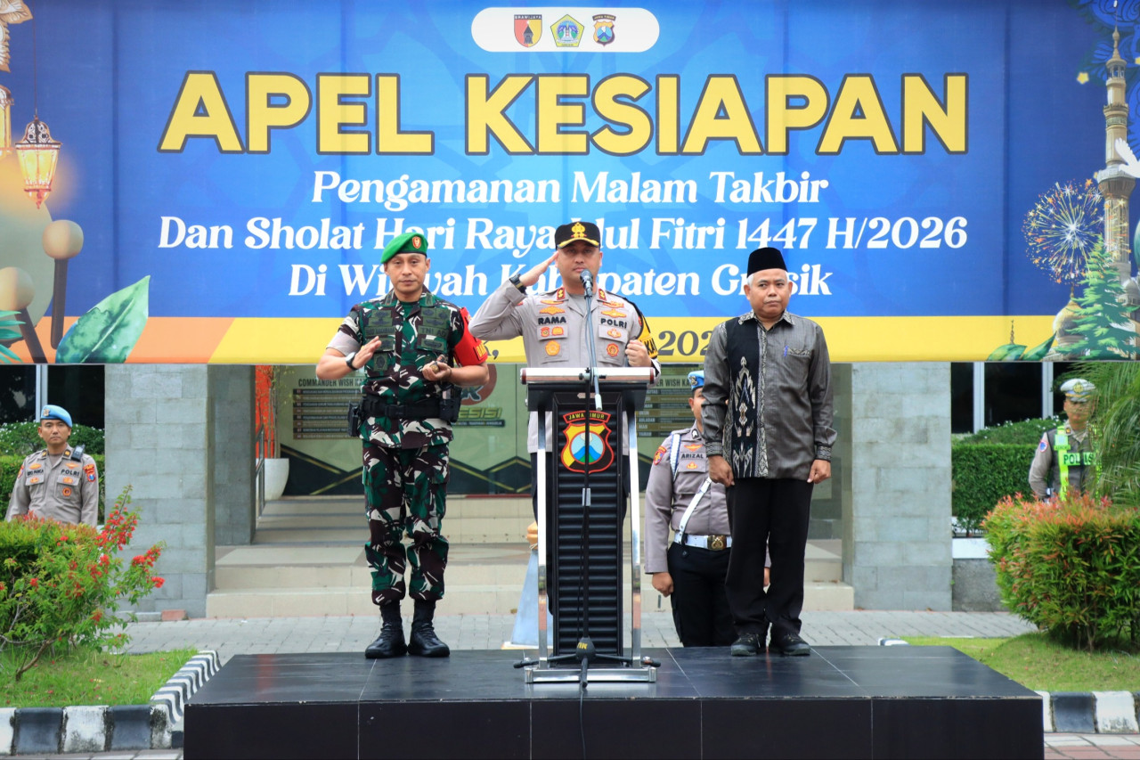 Kapolres Gresik, AKBP Ramadhan Nasution, saat memimpin Apel Kesiapan Pengamanan Malam Takbir dan Salat Hari Raya Idulfitri 1447 H/2026. (Foto: Polres Gresik for jatimnow.com)