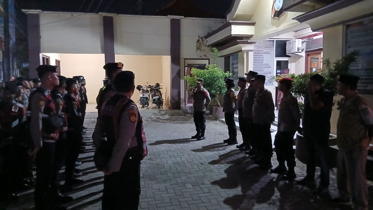 Arahan Kabagops Polres Lamongan dalam patroli Harkamtibmas dan rakor cooling system di wilayah Pantura. (Foto: Humas Polres Lamongan for jatimnow.com)