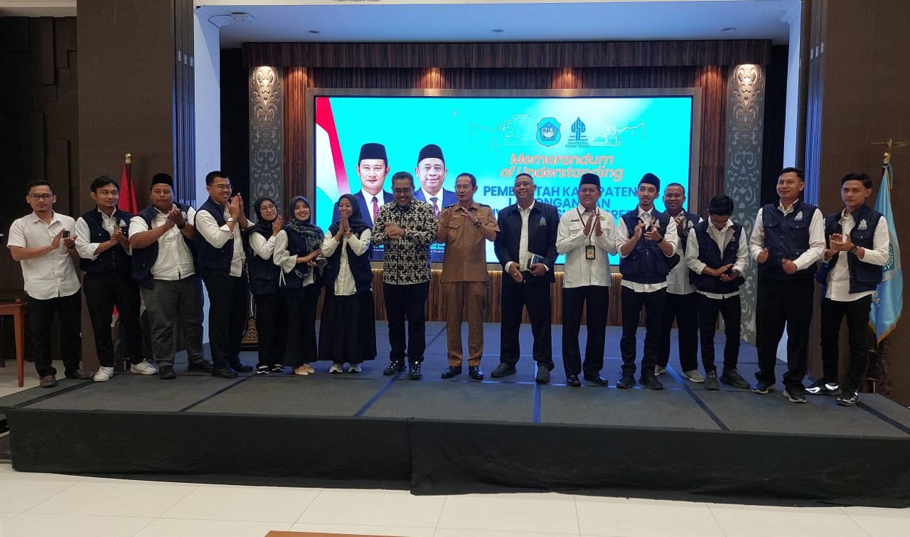 Rektor dan civitas akademik USG saat berkunjung dan memaparkan program beasiswa kepada Kades Se-Lamongan. (Foto: Adyad Ammy Iffansah/jatimnow.com)