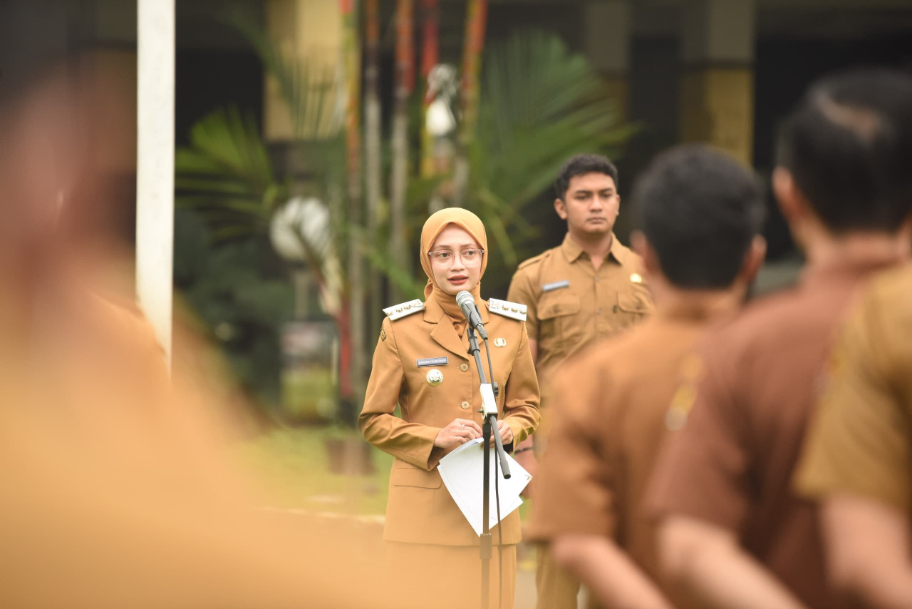 Wali Kota Kediri, Vinanda Prameswati, saat memimpin apel pagi. (Foto: Pemkot Kediri/jatimnow.com)