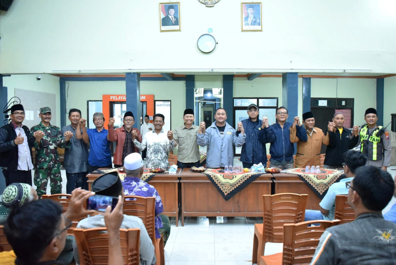 Kapolres Gresik AKBP Ramadhan Nasution saat memimpin mediasi warga Desa Campurejo dan Desa Banyutengah, Kecamatan Panceng. (Foto: Humas Polres Gresik)