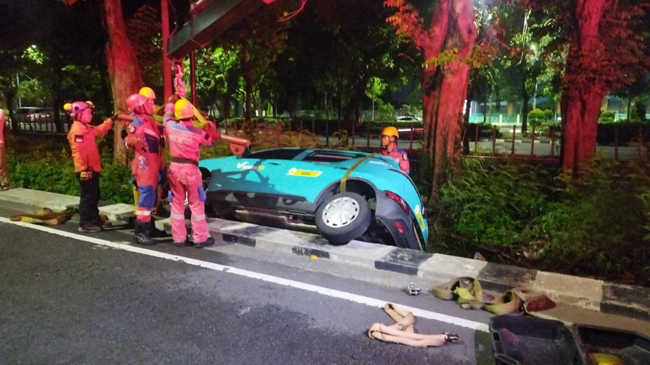 Sopir Diduga Mengantuk, Mobil di Surabaya Terperosok di Saluran Air