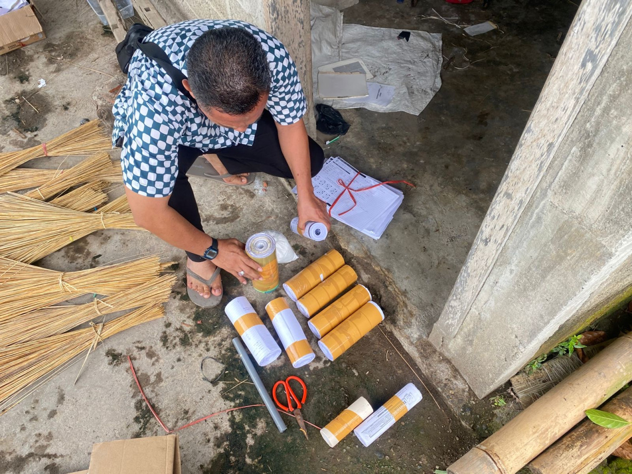 Polisi saat menyita barang bukti petasan. (Foto: Polres Tulungagung/jatimnow.com)