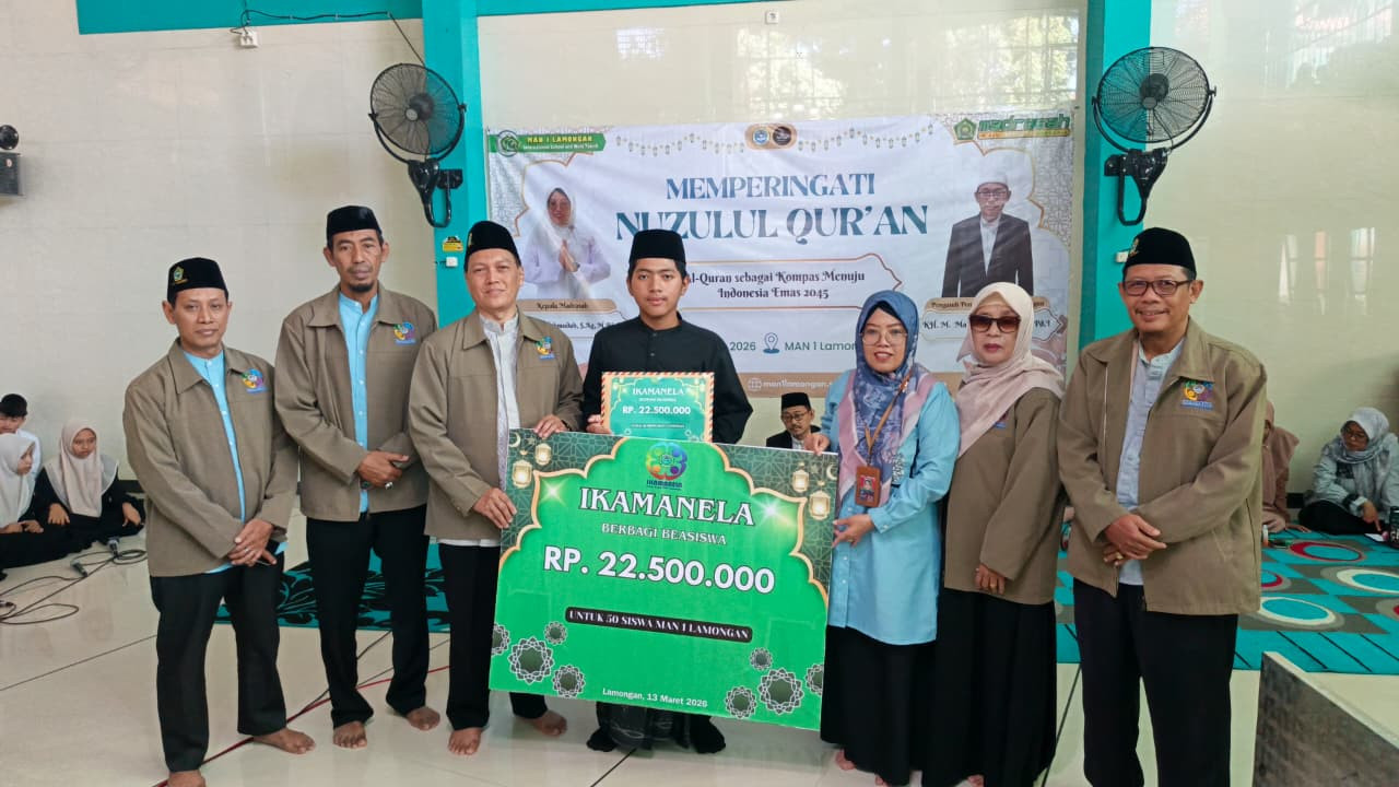 Penyerahan beasiswa secara simbolis ikatan alumni kepada siswa MAN 1 Lamongan. (Foto : Adyad Ammy Iffansah/jatimnow.com)