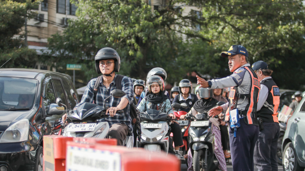 Petugas Dishub Jember siaga di arus balik Lebaran 2026. (Foto: Dishub Jember/jatimnow.com)