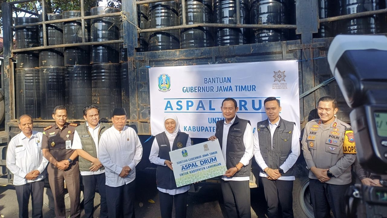 Penyerahan bantuan pembangunan jalan dalam bentuk 300 drum aspal ke Pemkab Lamongan. (Foto: Adyad Ammy Iffansah/jatimnow.com)