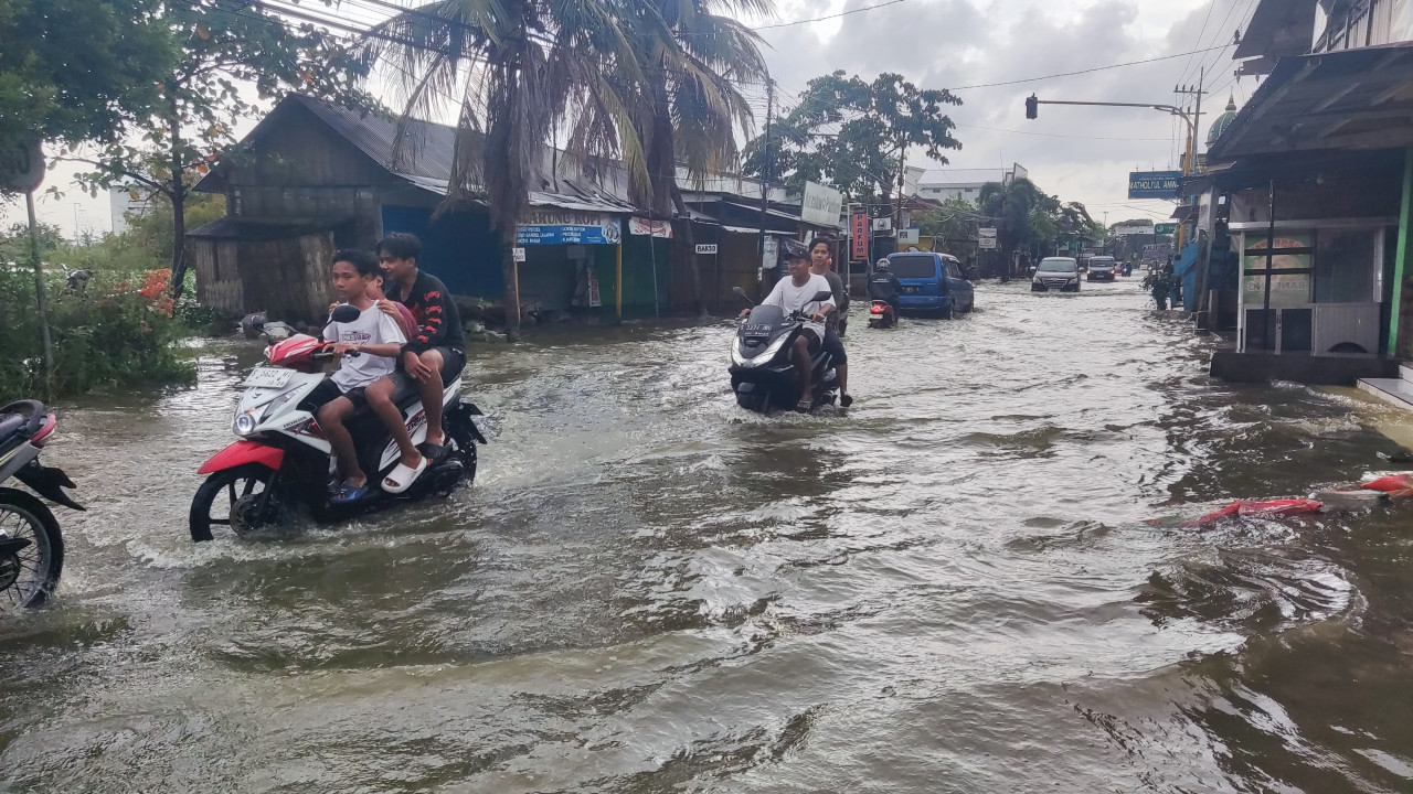 Banjir Rendam Jalur Utama Mudik dan Objek Wisata Pantura Lamongan