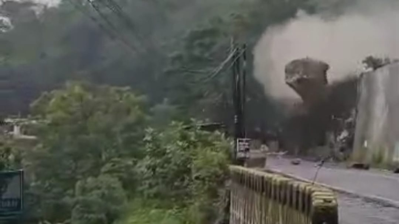 Tangkapan layar batu raksasa longsor tutup jalan Trenggalek-Ponorogo. (Tangkapan Layar)