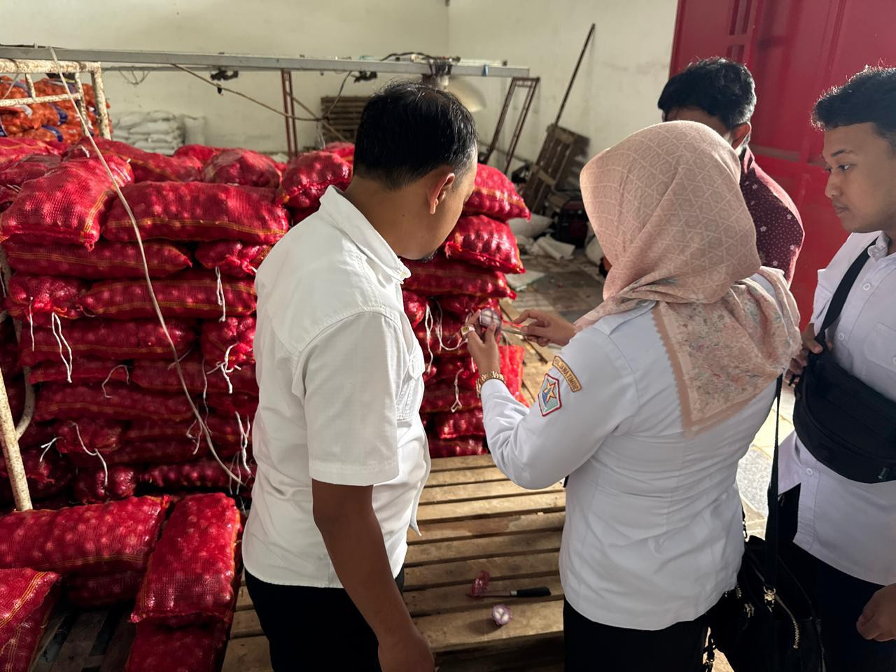Barang bukti bawang bombai impor dari India yang tak sesuai aturan diamankan Polresta Malang Kota. (Foto: Satreskrim Polresta Malang/jatimnow.com)