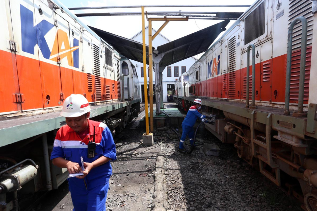 Petugas melakukan pengisian bahan bakar minyak (BBM) jenis bio solar pada lokomotif Kereta Api, di  Depo Lokomotif Sidotopo, Surabaya, Jawa Timur. (Foto: Ali Masduki/JatimNow.com)