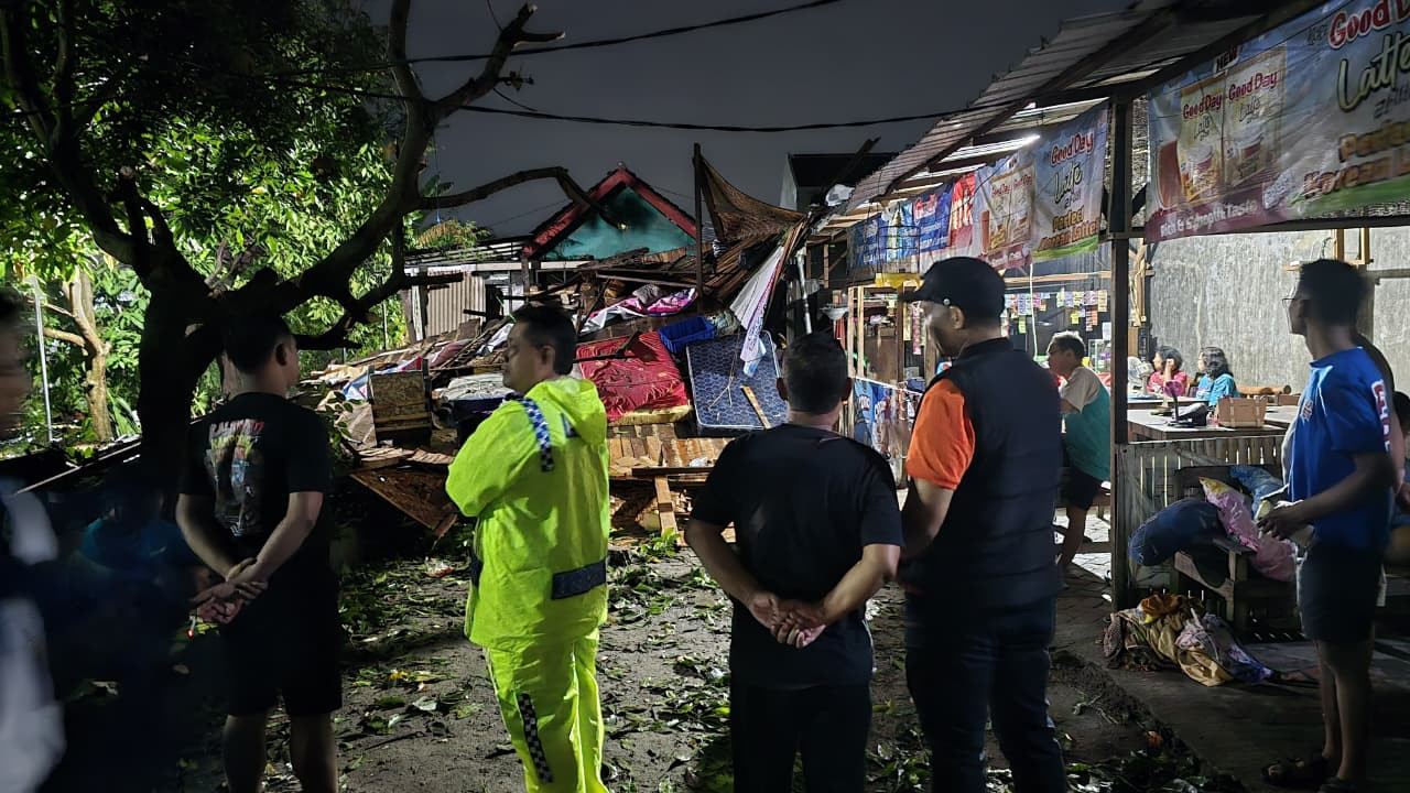 Penanganan dampak hujan angin di Kota Kediri. (Foto: BPBD Kota Kediri/jatimnow.com)