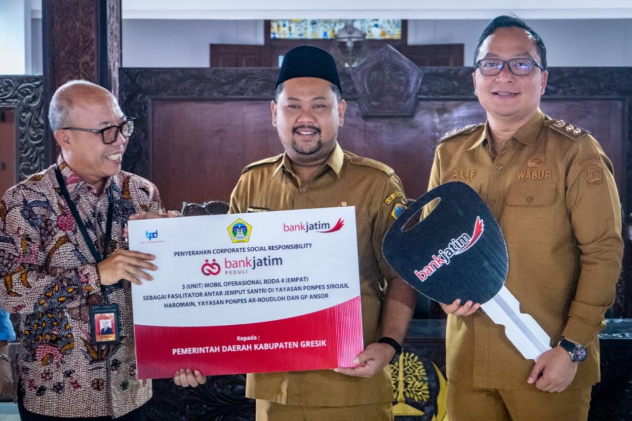 Bupati Gresik Fandi Akhmad Yani didampingi Wakil Bupati Asluchul Alif dan perwakilan Bank Jatim saat menyerahkan mobil CSR di Pendopo Kabupaten Gresik, Selasa (3/3/2026). (Foto: Diskominfo Gresik)