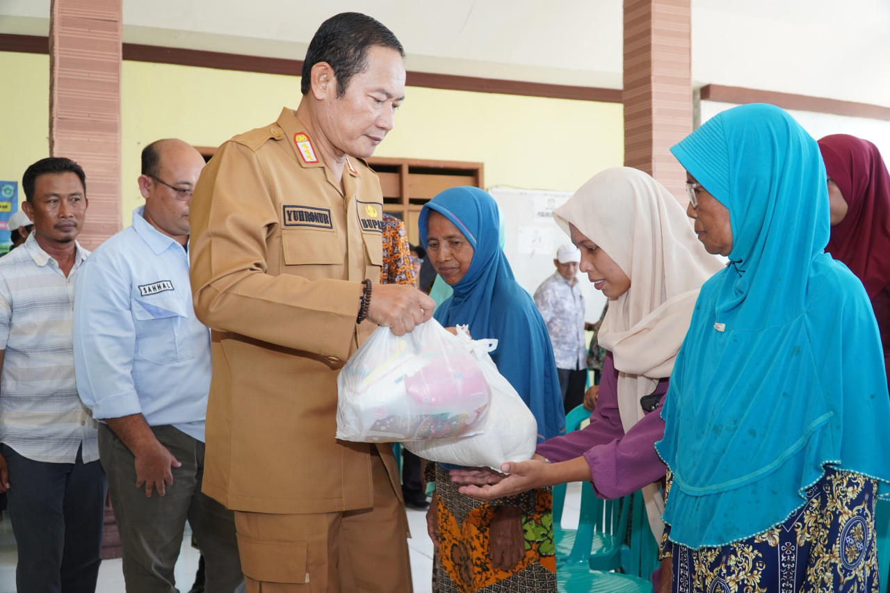 Bupati Lamongan, Yuhronur Efendi saat membagikan bansos ke warga terdampak banjir di Desa Ngunjungrejo, Kecamatan Turi, Lamongan. (Foto : Humas Pemkab Lamongan for jatimnow.com)