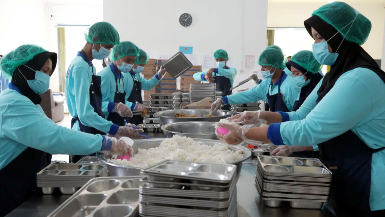 Kesibukan relaman di dapur penyedia program Makan Bergizi Gratis (MBG). (Foto/Dokumentasi BGN)