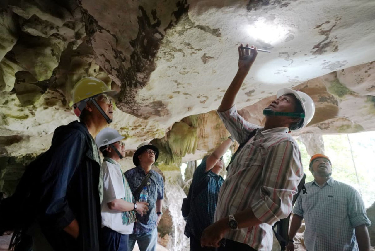Tim Badan Pelestarian Kebudayaan Wilayah XIX bekerja sama dengan PT Semen Tonasa melakukan kajian dinding Leang prasejarah di Bulu Sipong 4, Pangkep, Sulawesi Selatan. (Foto: Humas SIG/jatimnow.com)