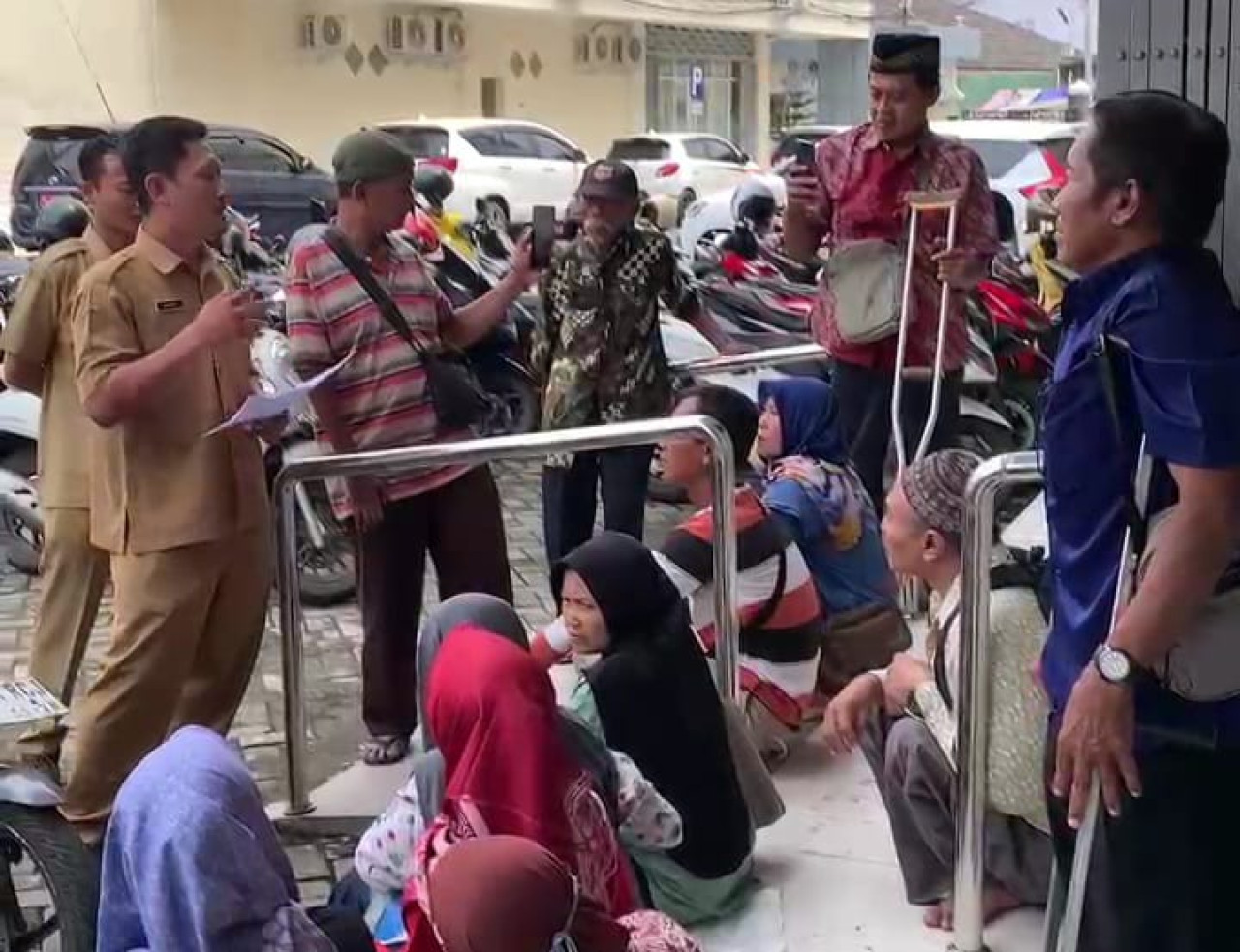 Foto: Penyandang disabiitas di Tulungagung saat mendatangi kantor Dinsos. (Bramanta/jatimnow.com)