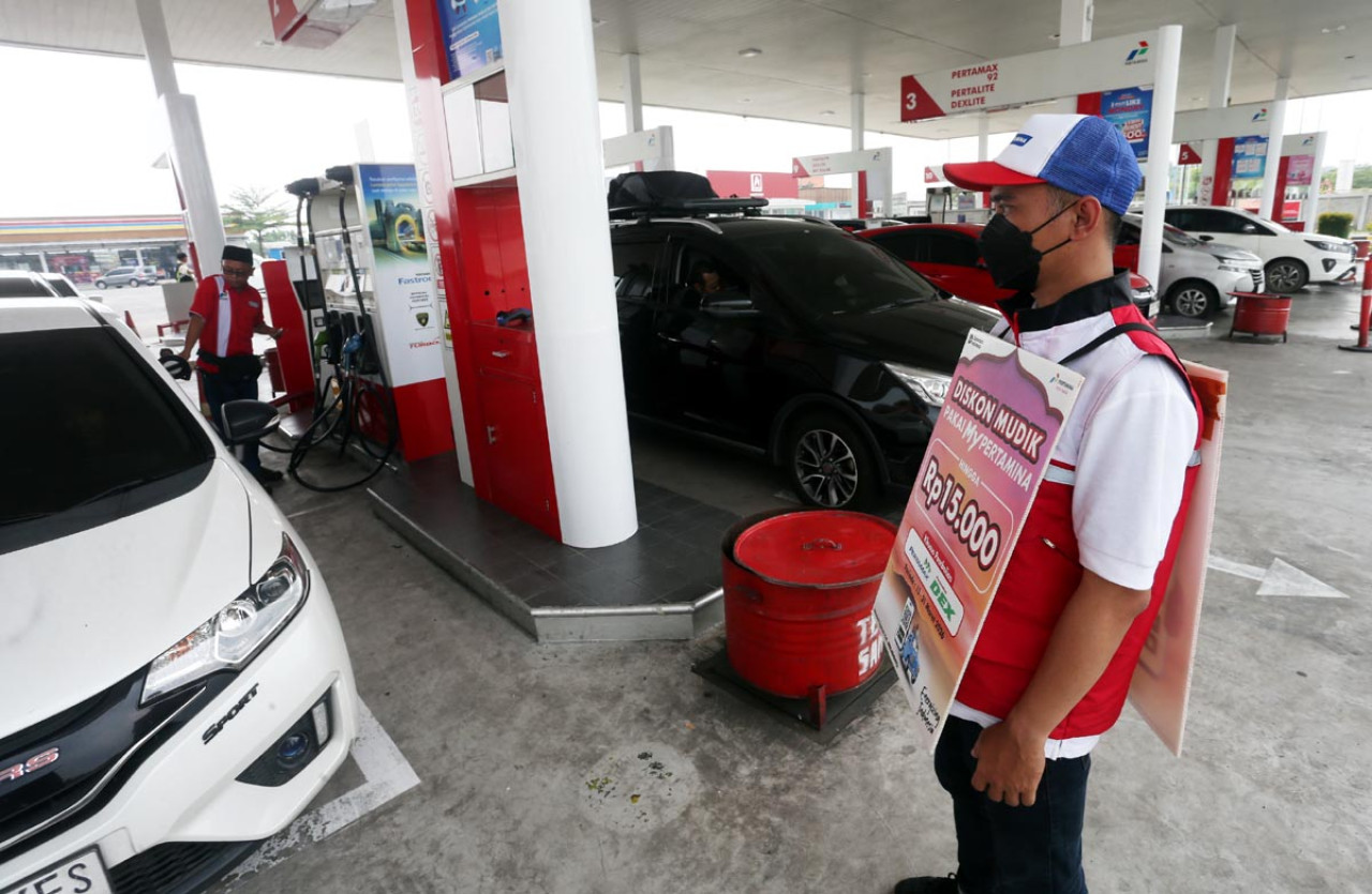 Petugas mensosialisasikan program diskon BBM hingga Rp15 ribu via MyPertamina, di SPBU Rest Area 725 A Mojokerto, Kamis (19/3/2026). (Foto: Ali Masduki/jatimnow.com)