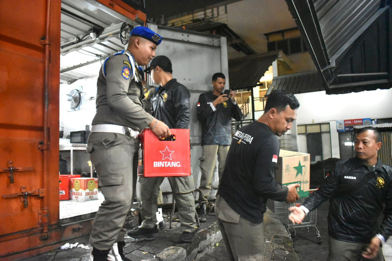 Puluhan botol alkohol diangkut petugas (foto: Kominfo Surabaya for jatimnow.com)