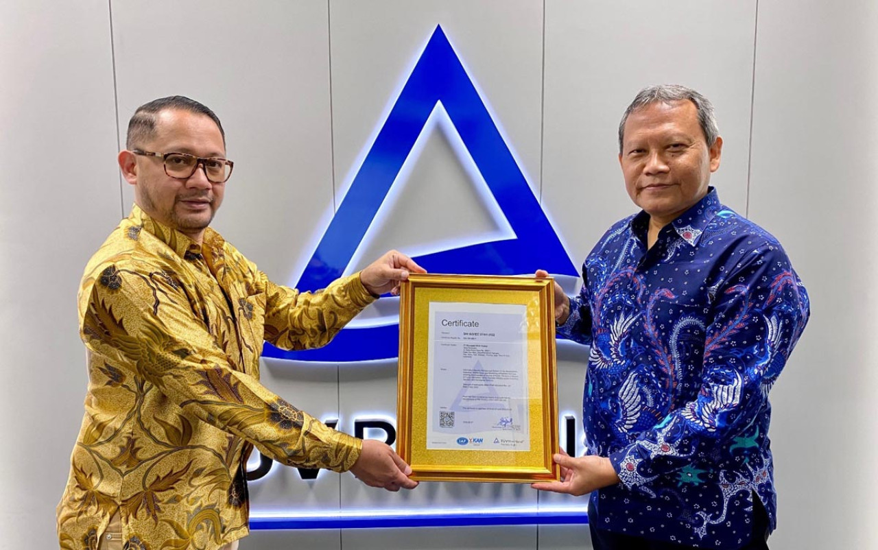 VP Regulator & State Authority Bimasakti, Novandy Bambang Permana (kiri) saat menerima sertifikasi ISO 27001: 2022 dari TUV Rheinland di Jakarta, beberapa waktu lalu. (Foto: Bimasakti for jatimnow.com).