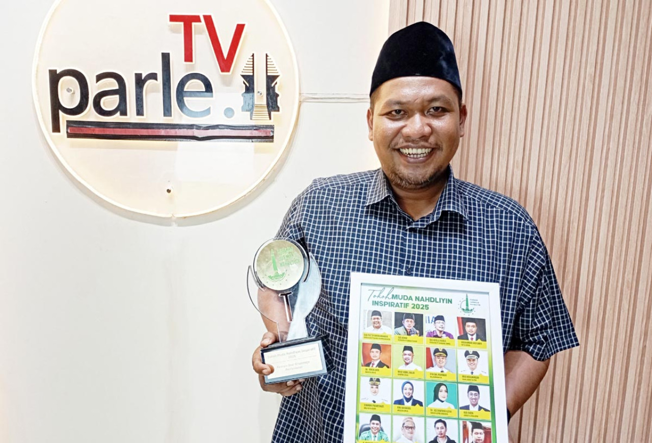 Direktur Keuangan PT JGU, Firman Dwi Kriatmojo, saat menerima penghargaan dari Forkom Jurnalis Nahdliyin (FJN), Selasa (24/3/2026). (Foto: FJN for jatimnow.com)