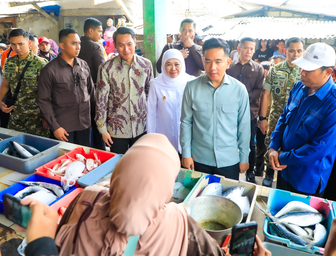 Khofifah saat mendampingi Wapres Gibran di Pasar Gelondong Gede Tuban. (Foto: Humas for jatimnow.com)