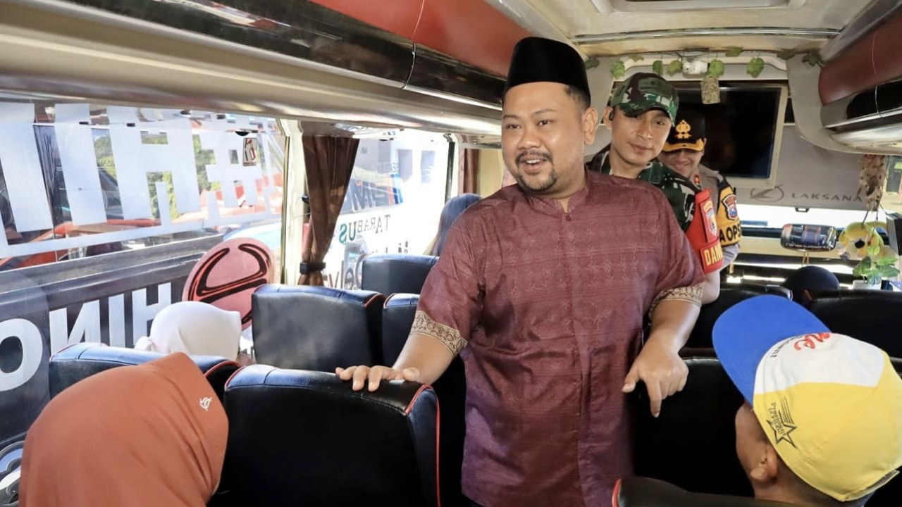 Bupati Gresik Fandi Akhmad Yani saat melepas rombongan program Mudik Gratis 2026 di Halaman Kantor Bupati Gresik. (Foto: Diskominfo Gresik/jatimnow.com)